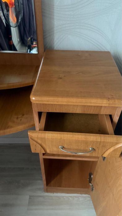 Продам туалетный столик