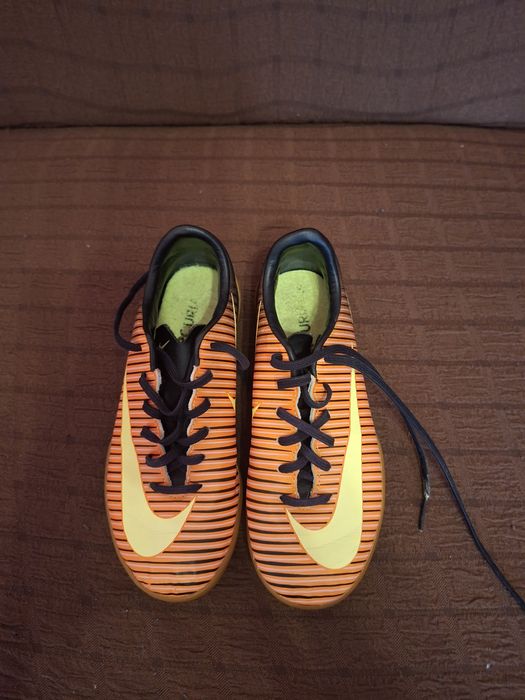 Adidasi de fotbal
Marime 32, piele in stare foarte buna