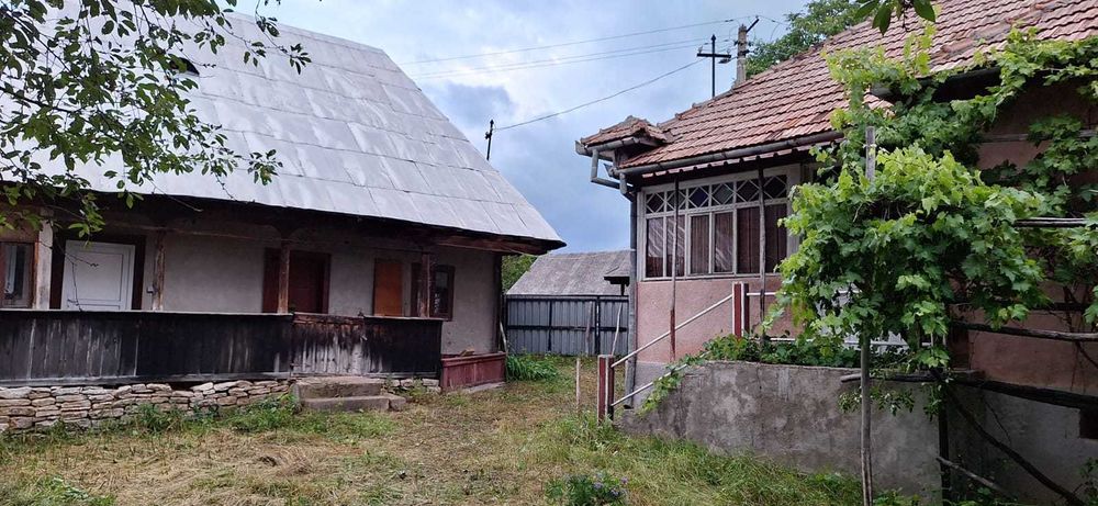 Casă de vânzare - com. Râșca sat Mărcești, cu anexe și teren (7500 mp)