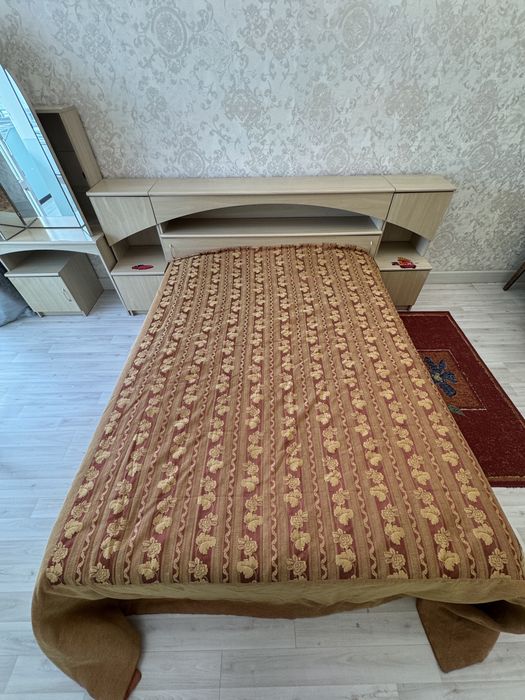 Двуспальная кровать с трюмой и набором