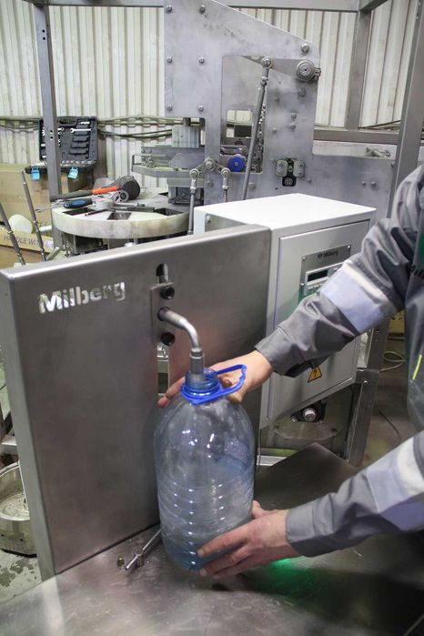Установка, дозатор для розлива в бутылки воды молока соков кумыса