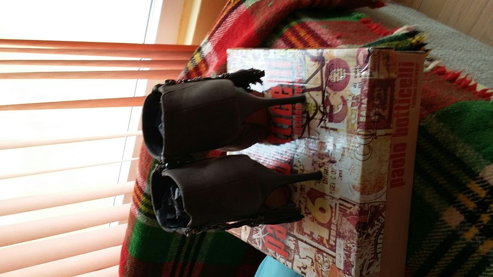 Дамски елегантни сиви боти