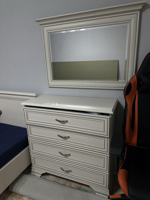 Комод с зеркалом