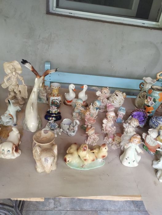 Diferite bibelouri pentru nostalgici românești si straine