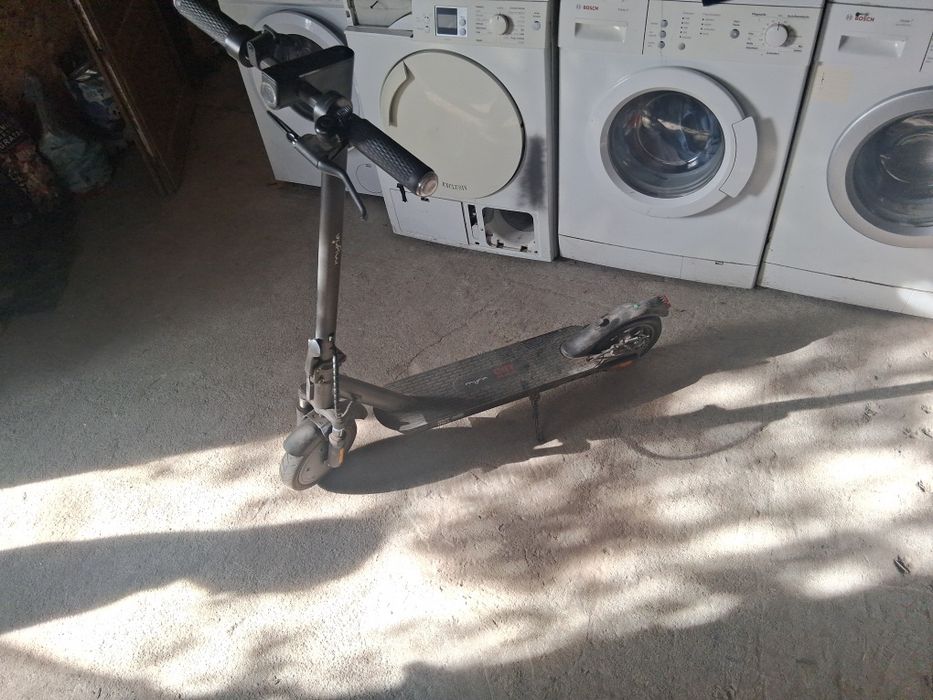 Vând  trotineta electrica  .