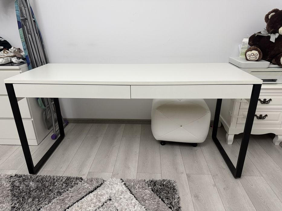 Birou cu picioare metalice