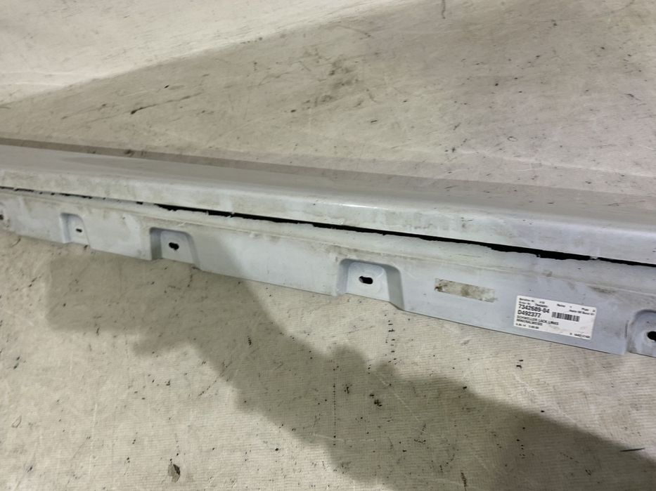 Prag stanga BMW Seria 5, F10, F11, 2010, 2011, 2012, 2013, 2014, 2015, 2016, cod origine OE 51777184773.