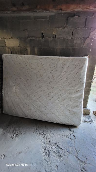 Продам матрас в харошем состаяние