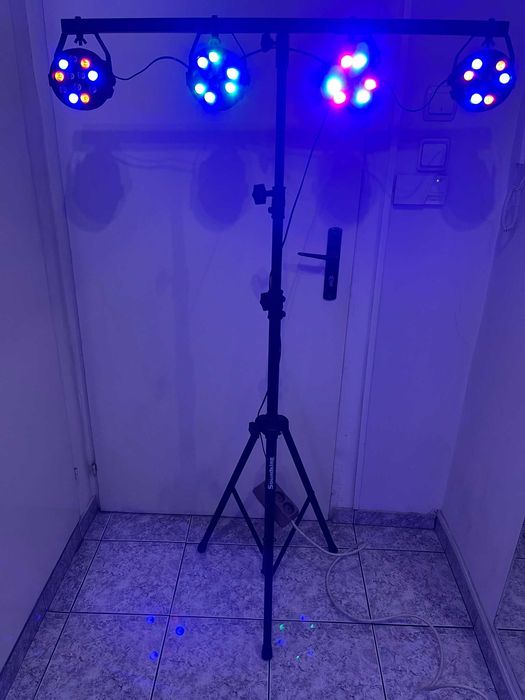 Продавам комплект мобилна стойка и 4 бр. LED PAR осветление