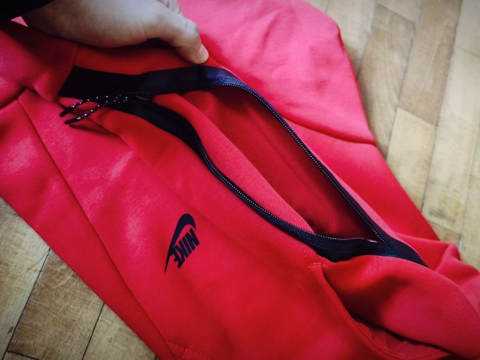 Pantaloni Nike Tech Rosii NOI