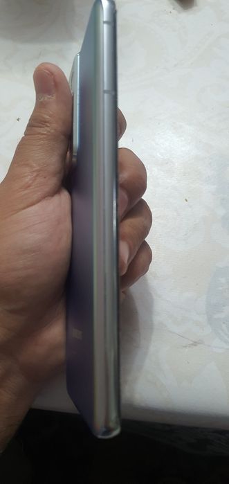Samsung s 21 ultra arqasi burcegida yoriq cizig'i bor