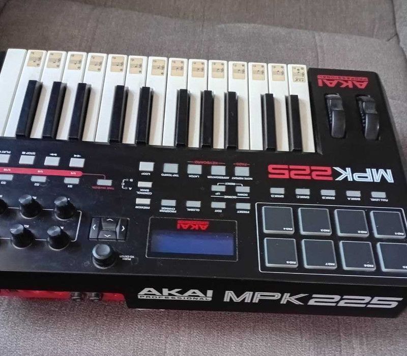 Миди клавиатура Akai Pro MPK225 USB