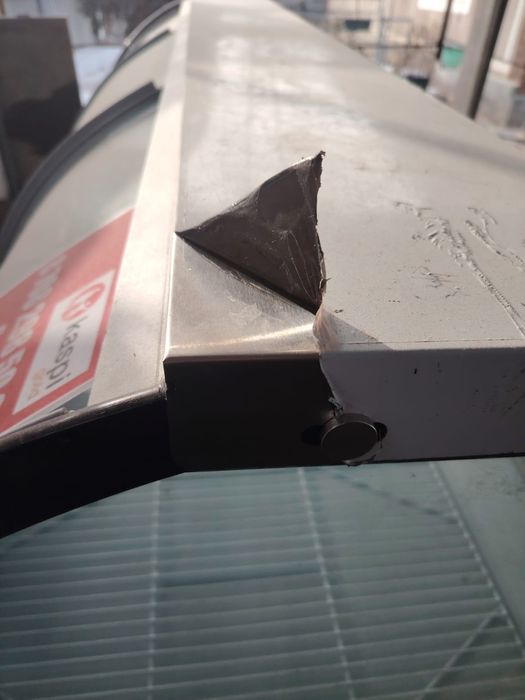 Продам холодильник витринный.