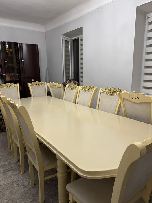 Продам стол для зала гостевой