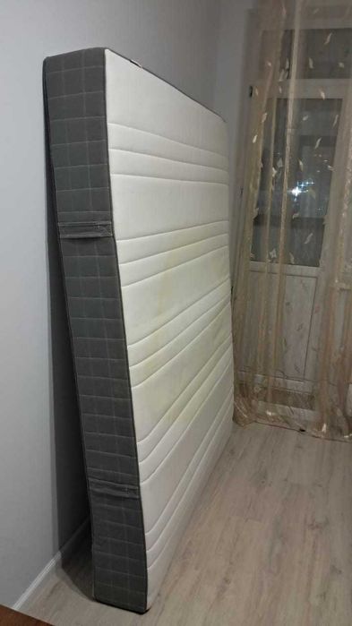 матрас  б/у нужна химчистка 200 на 160 см.