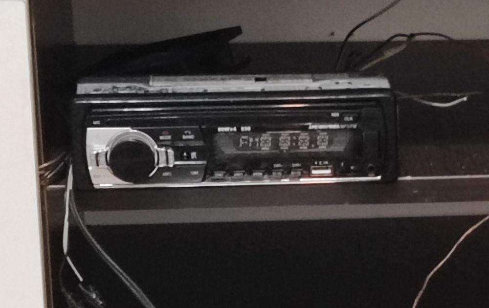 Casetofon auto Bluetooth, USB, AUX – stare foarte bună