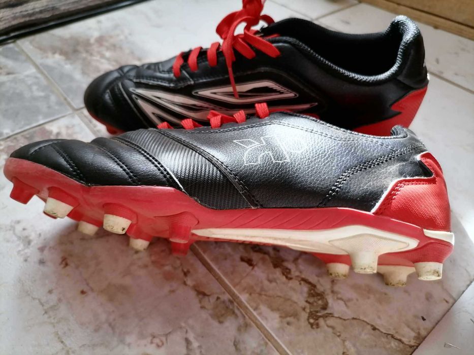 Футболни обувки-бутонки