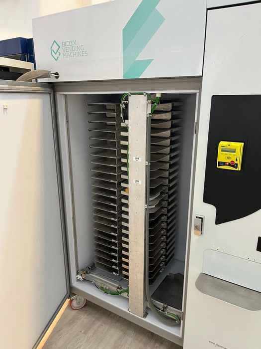 Aparat vending mancare caldă