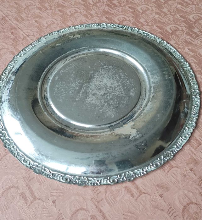 Масивен гравиран метален поднос с изпъкнал център