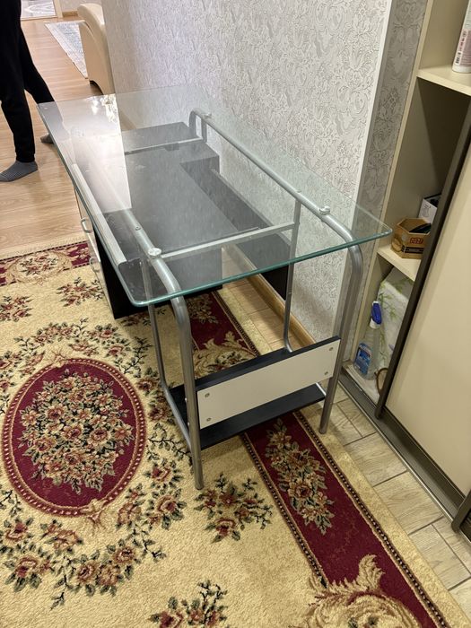 стол стеклянныйй