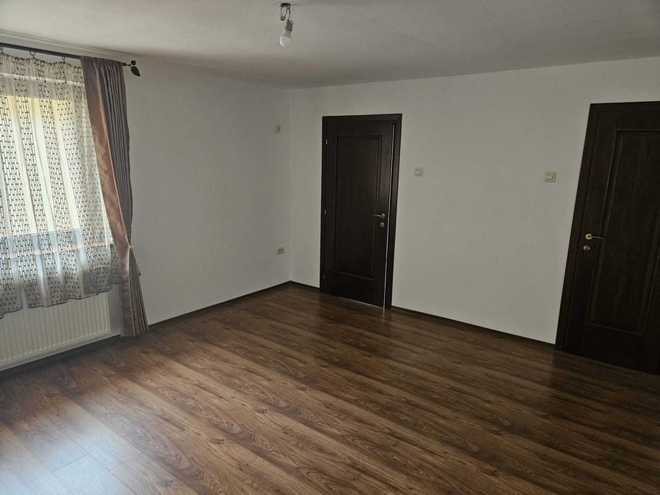 Casă individuală cu 7 camere în Domenii