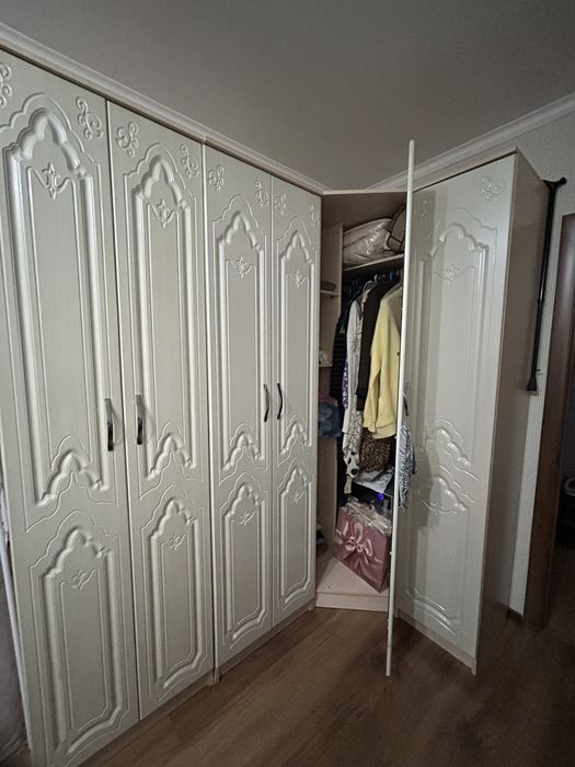 Продаеться классический угловой шкаф.