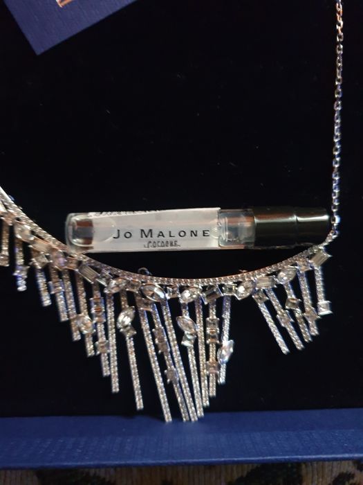 Колье от Svarovski.