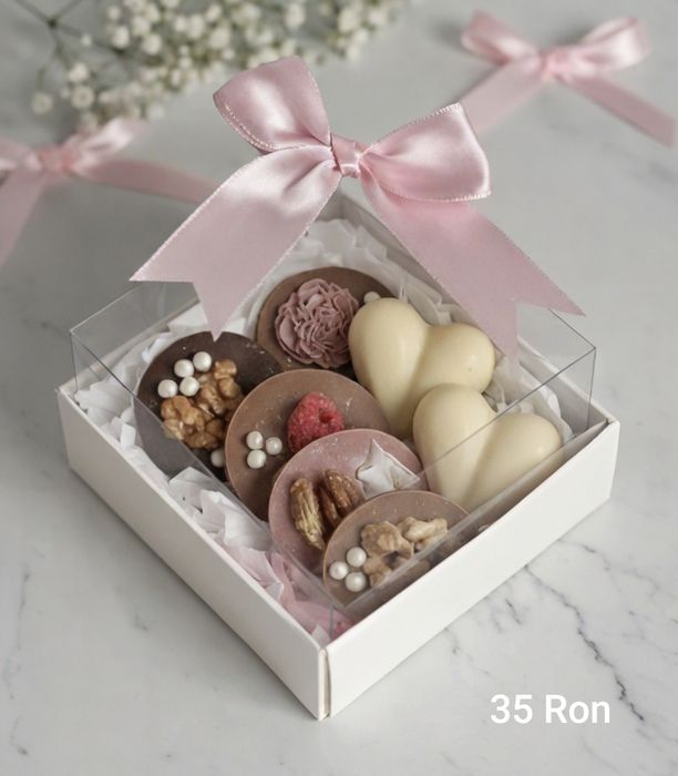 Cutii de ciocolată și mix de fructe uscate