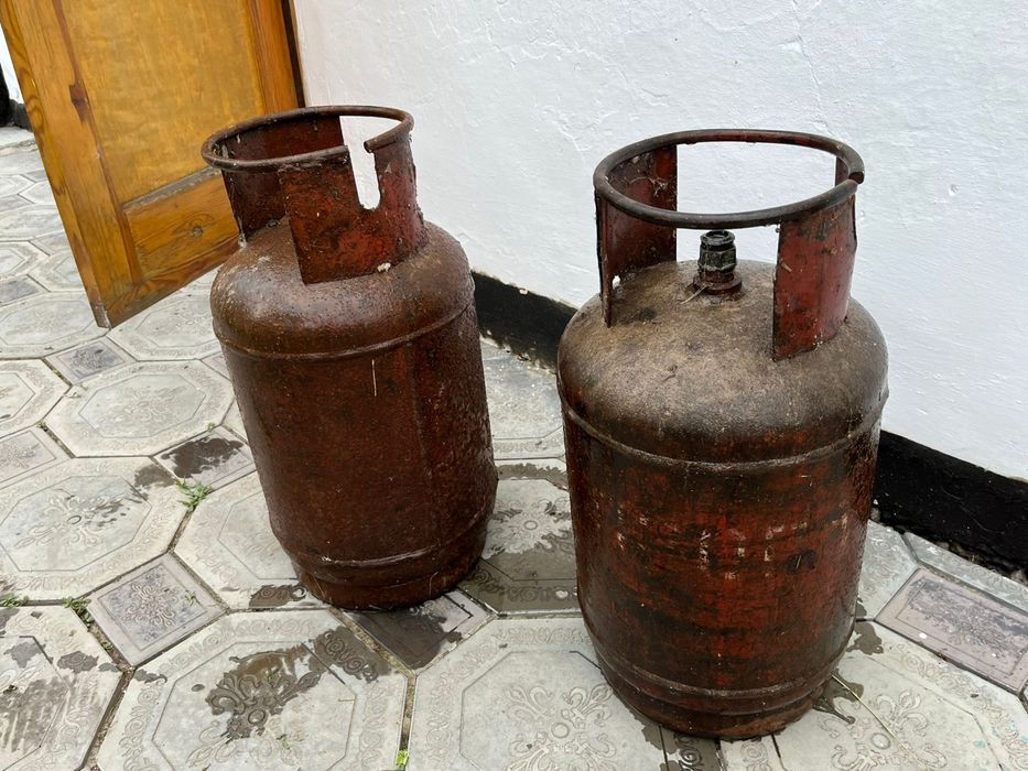 Продам два маленьких газовых балона