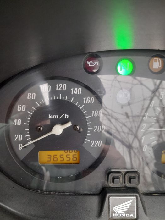 Vând Honda , arată foarte bine