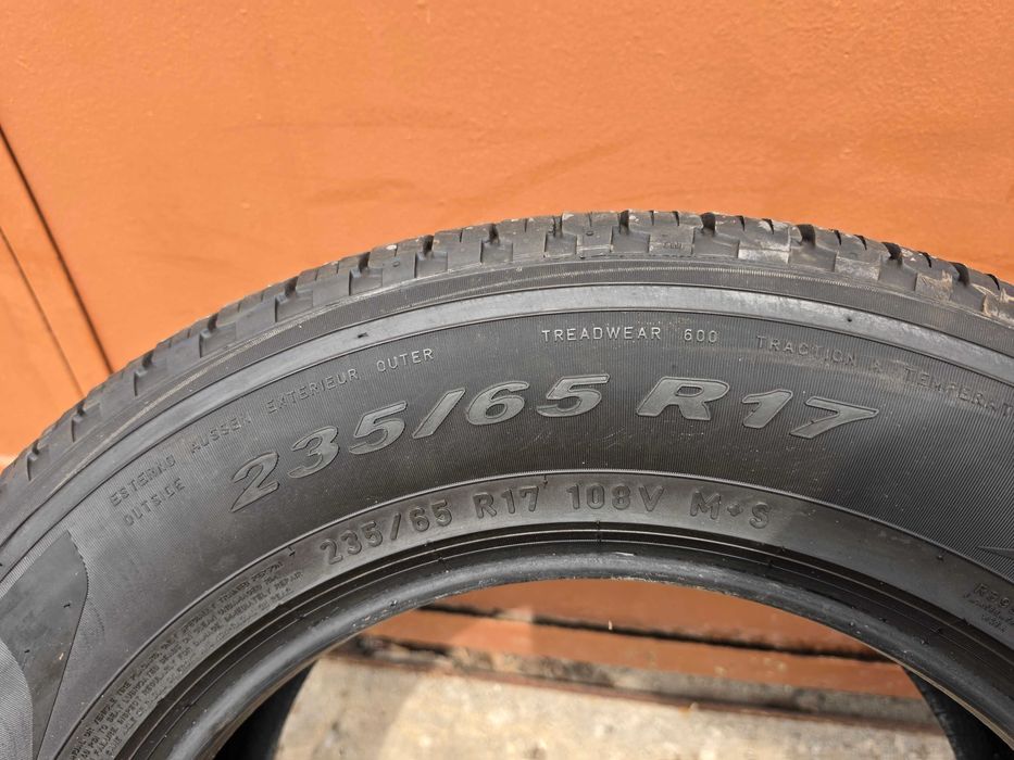 4 бр. всесезонни гуми 235/65/17 Pirelli 5-6 mm DOT 0420/1319