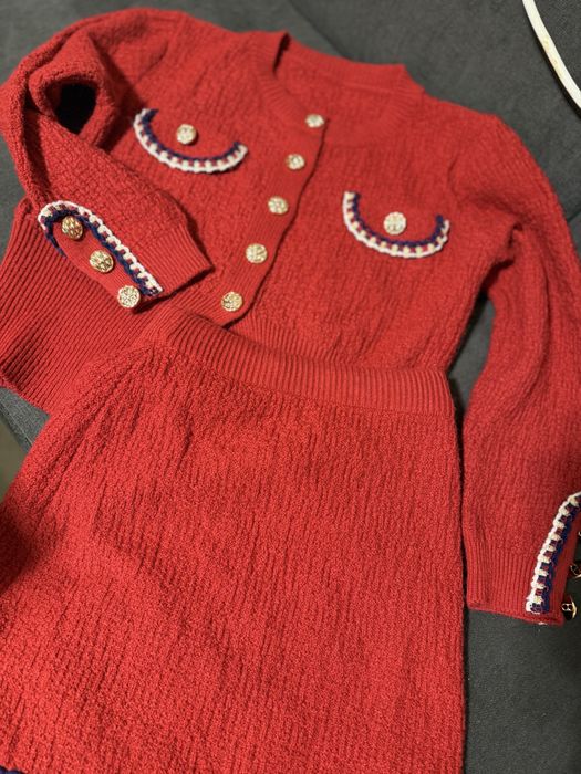 Плетен комплект със златни копчета