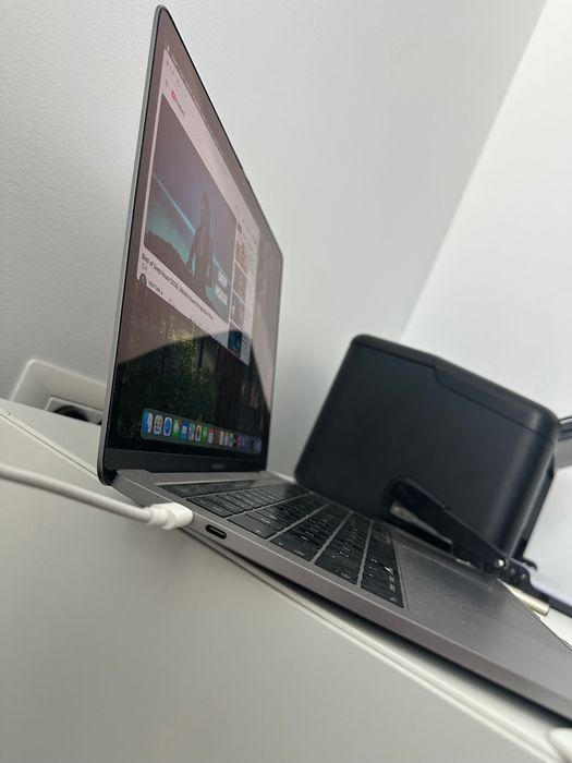 MacBook Pro 2019, 13-inch, Two Thunderbolt 3 ports, 1,4 GHz Intel Core I5 patru nuclee, 8 GB RAM 2133 MHz LPDDR3, Intel Iris Plus Graphics 645 1536 MB