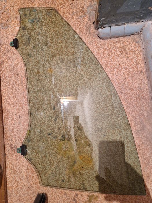 Стекло левое переднее.