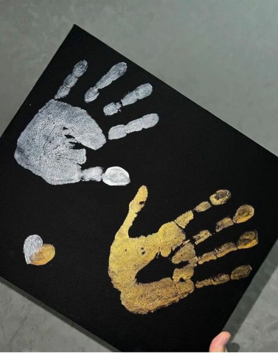 Отпечаток рук на холсте