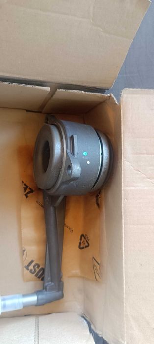 Продавам маслена помпа и долна лагерна помпа за пасат цц 2008г 2.0 тди