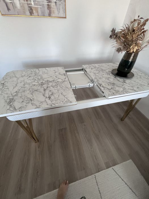 Masă de dining extensibilă cu efect de marmură/aur