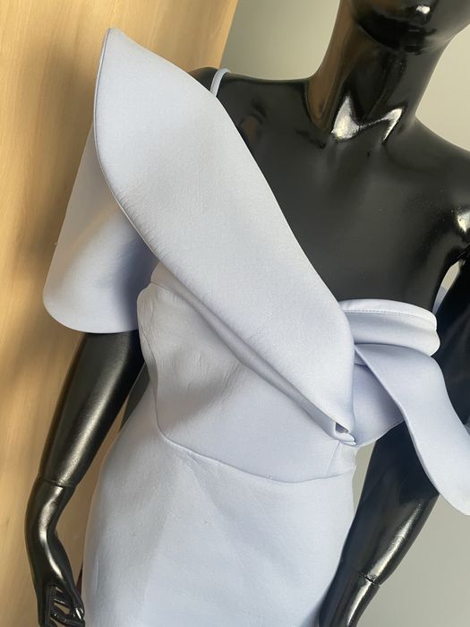 Елегантна рокля в синьо