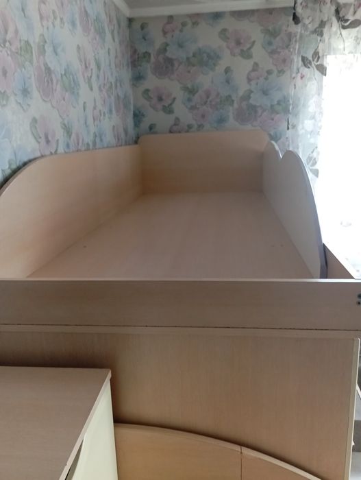 Продам детский гарнитур двухярусный.