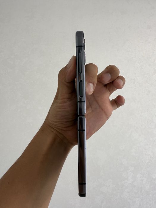 Samsung ZFlip 4 256 gb 8gb