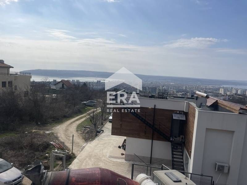 Eднофамилна новострояща се къща на три нива за продажба, с голям гараж