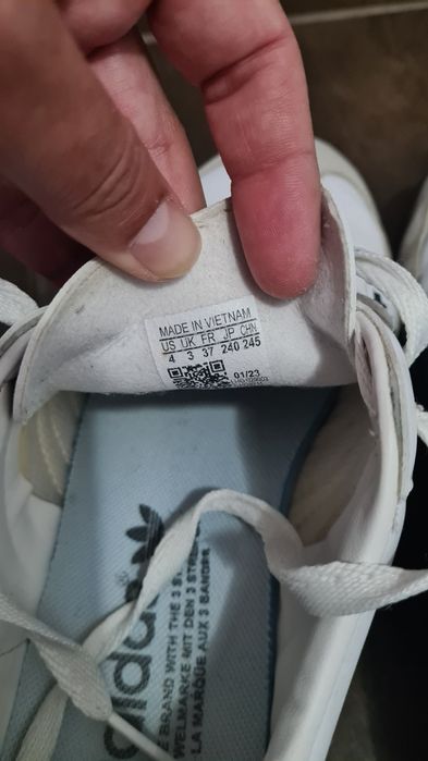 Vand adidasi nike si adidas