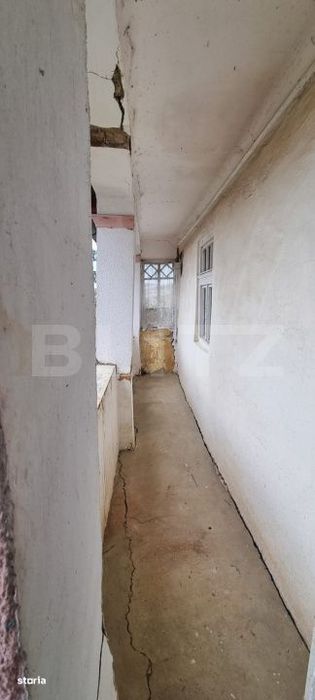 Casa cu doua corpuri,curte si gradina