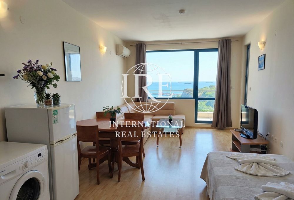 Уютен двустаен апартамент с панорама море в бутикова сграда на метри