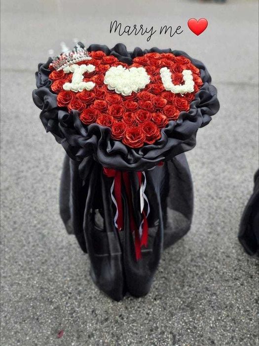 Гигантски букети от Вечни Рози !