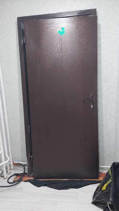 Продам входную металлическую дверь.
