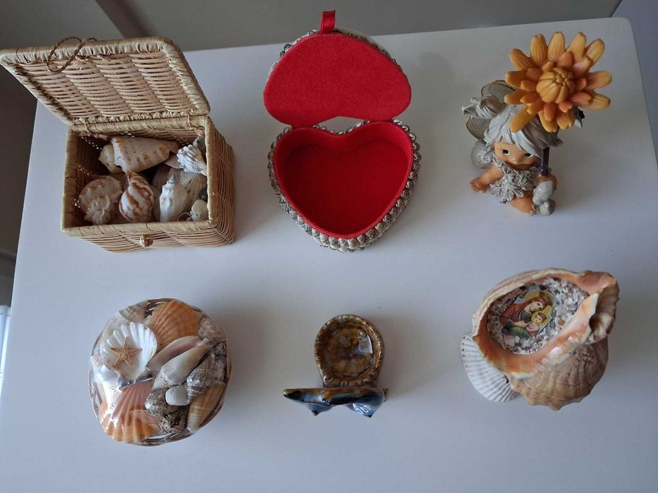 Сувенири: Комплект слончета, Комплект миден , Комплект магнити за хладилник.
