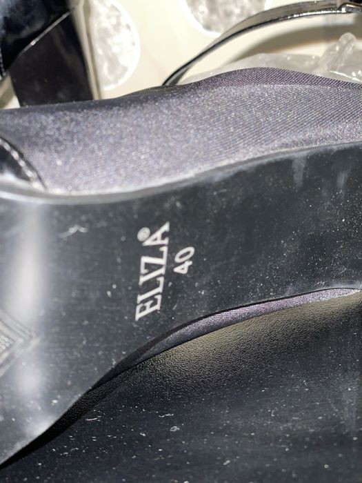 Елегантни Дамски Черни Обувки От Естествен Лак На Ток