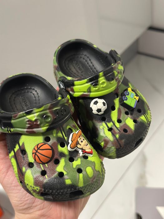 Затворени чехли Crocs