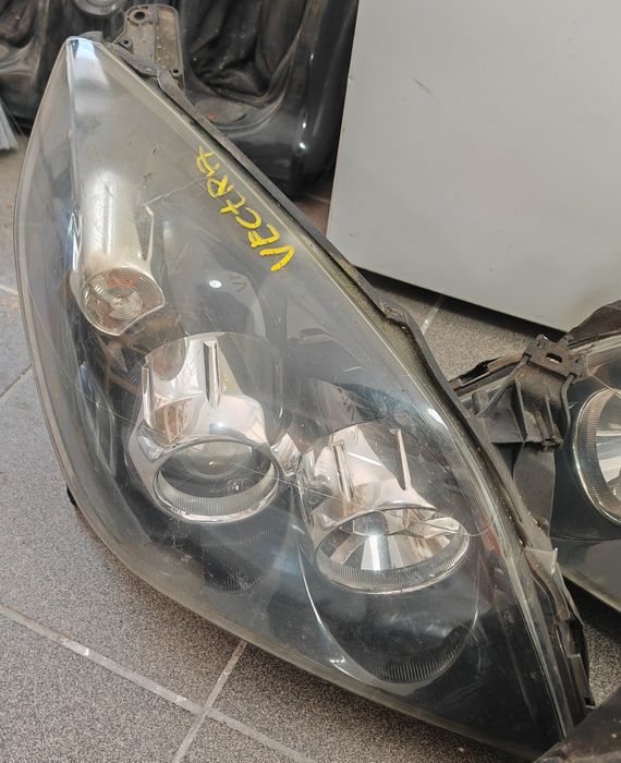 Far Stanga dreapta Opel Vectra C Cu Lupa argintiu si cu fundal negru